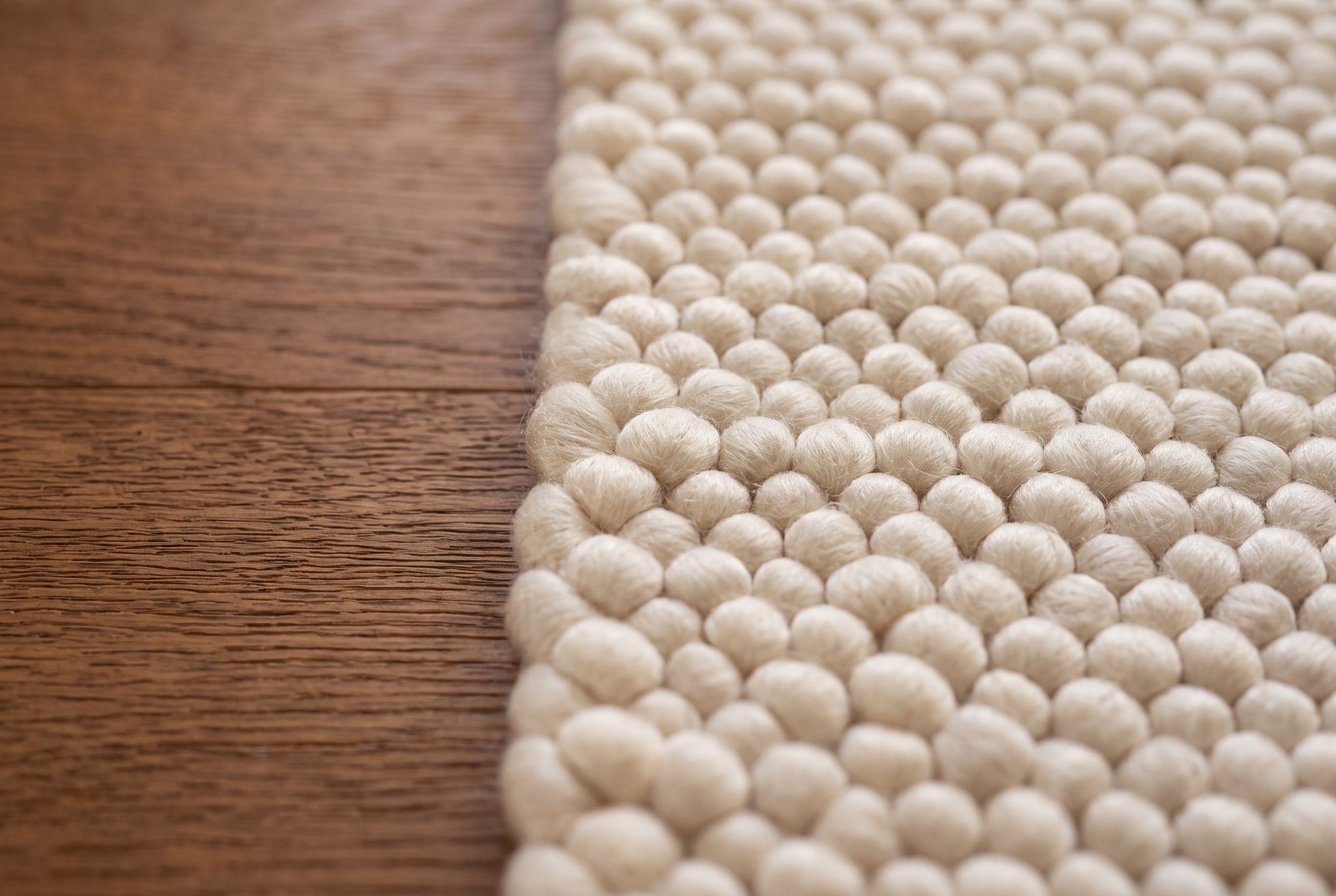 Eleganter Seideteppich mit glänzender Oberfläche und fein gewebtem Material in hellen Creme- und Taupe-Tönen